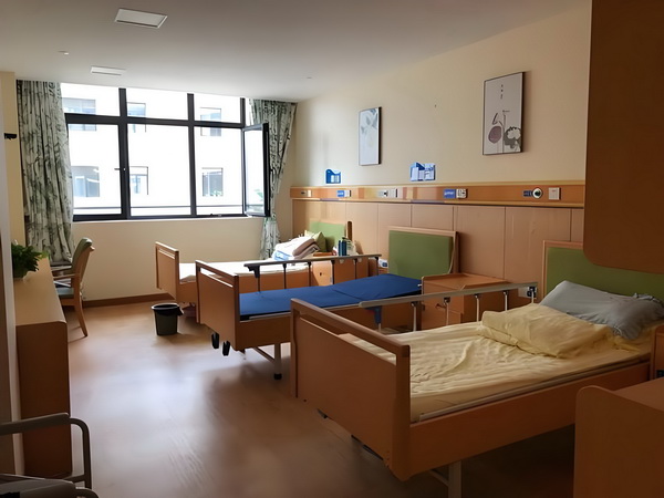 深圳核准制入户选哪项_活佛王兴夫“点化”140位女信徒，全程不穿衣服，场面失控 活佛王兴娜表龚琳示